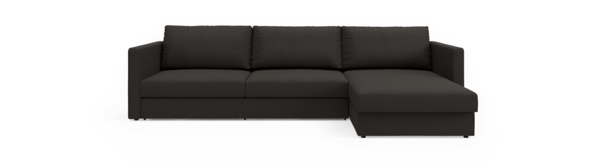 Mørkegrå hjørnesofa med chaiselong til højre på sort baggrund.