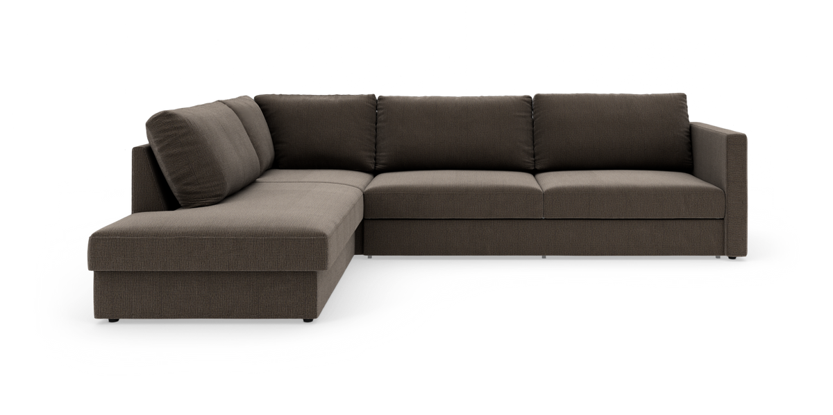 Mørkebrun L‑sofa med venstrevendt chaiselong og lige armlæn, tre sædehynder på højre del, frilagt på hvid baggrund.