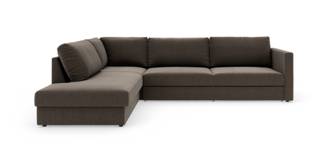 Mørkebrun L‑sofa med venstrevendt chaiselong og lige armlæn, tre sædehynder på højre del, frilagt på hvid baggrund.