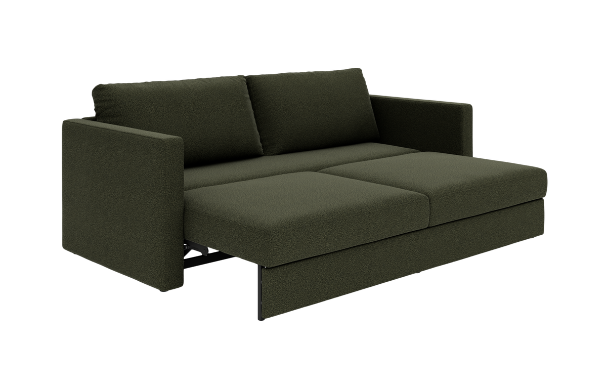 Mørkegrøn sovesofa med to ryghynder, trukket ud til sengeleje, på hvid baggrund.