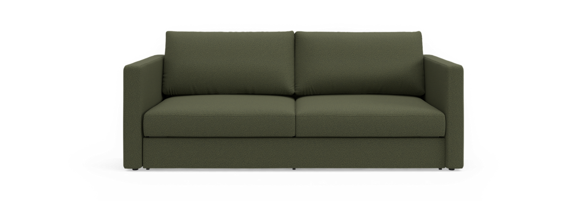 Mørkegrøn 2-personers sofa med lige armlæn, frontvisning mod sort baggrund.