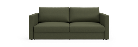 Mørkegrøn 2-personers sofa med lige armlæn, frontvisning mod sort baggrund.