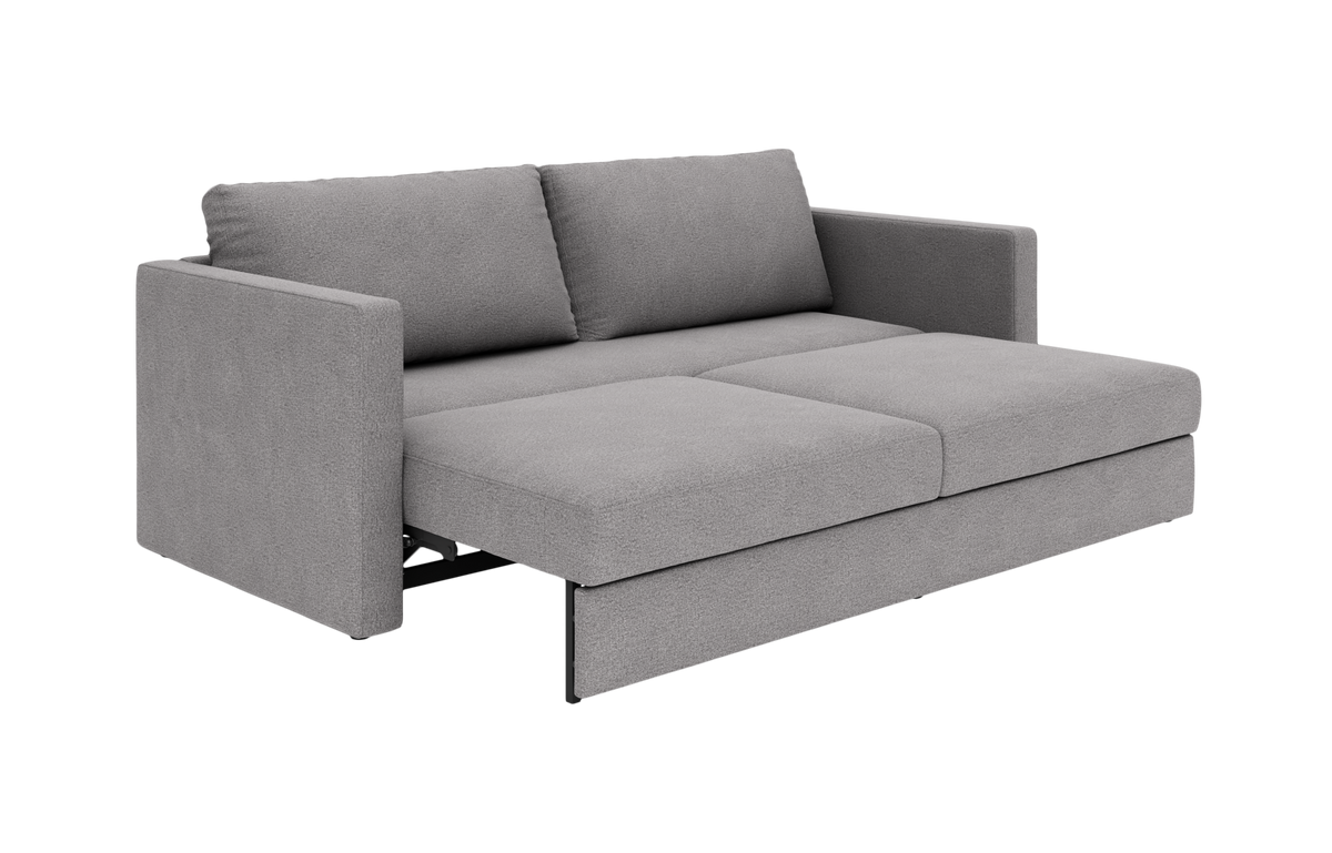 Grå 2-personers sovesofa i stof, vist i udfoldet position i studieopsætning.