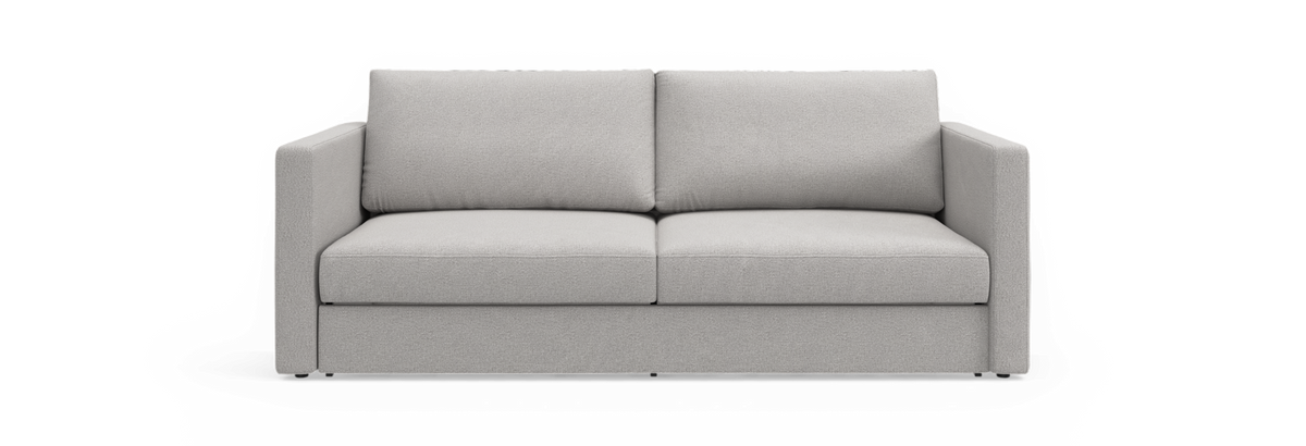 Lysegrå 2-personers sofa med lige armlæn, frontvisning mod sort baggrund.