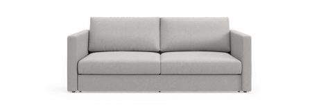 Lysegrå 2-personers sofa med lige armlæn, frontvisning mod sort baggrund.