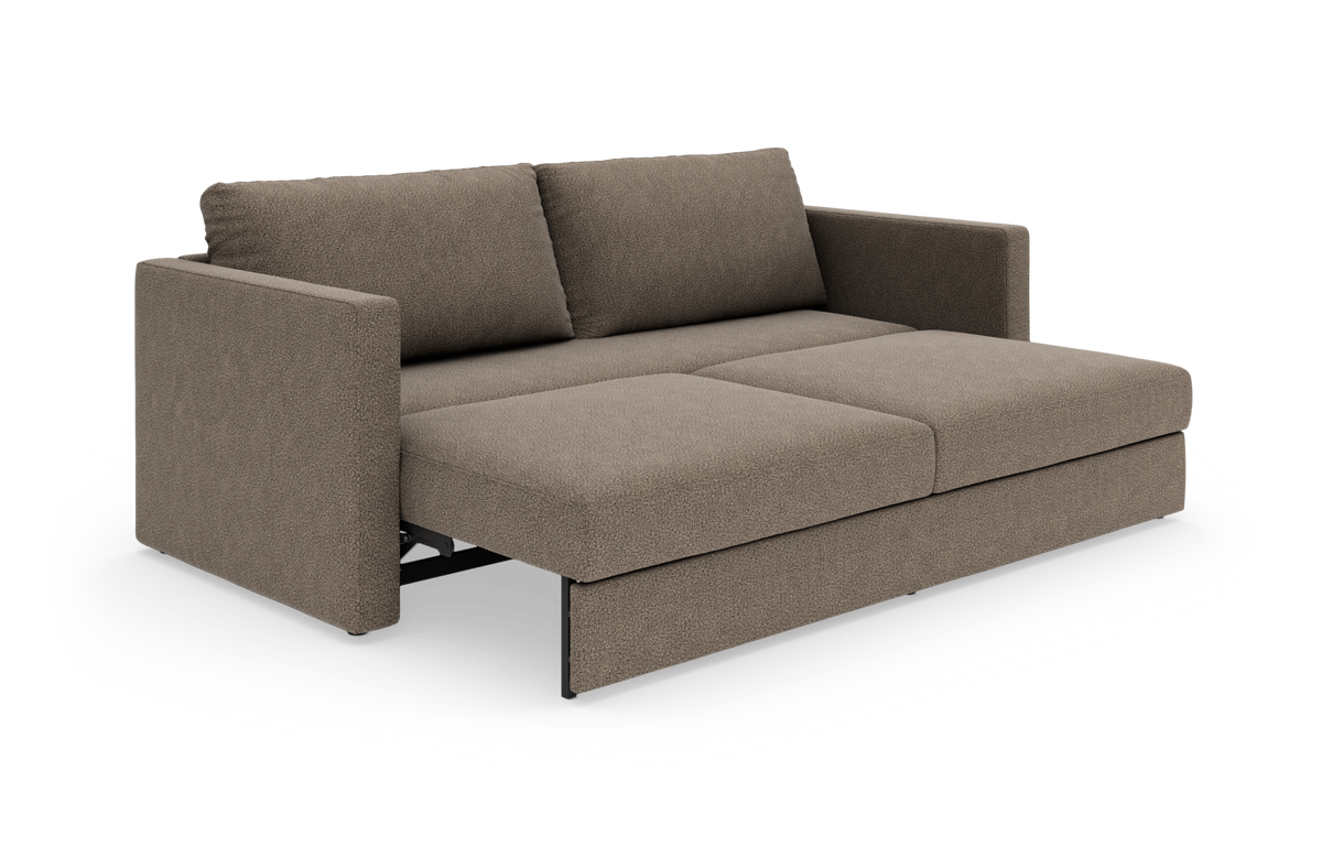 2-sæders sovesofa i beige/brun tekstil, slået ud til seng med brede armlæn og tre ryghynder, produktfoto på hvid baggrund.