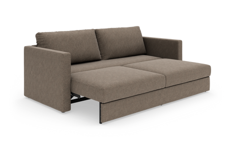 2-sæders sovesofa i beige/brun tekstil, slået ud til seng med brede armlæn og tre ryghynder, produktfoto på hvid baggrund.