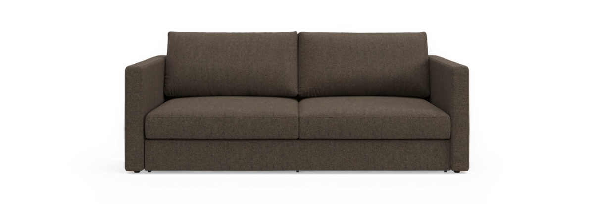 Brun to-personers sofa med lige armlæn i frontvisning på ensfarvet baggrund.