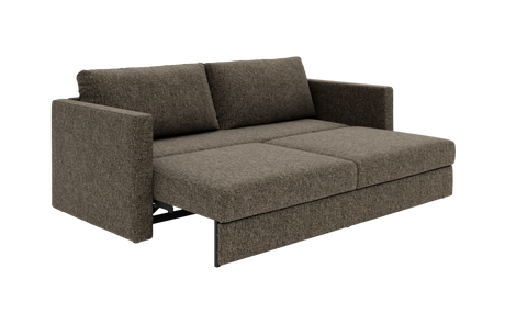 Brungrå stof sovesofa, trukket ud til seng med rette armlæn og to rygpuder.