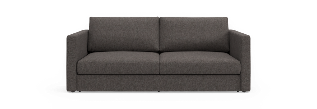 Mørkegrå 2-personers sofa med lige armlæn, frontvisning på sort baggrund.