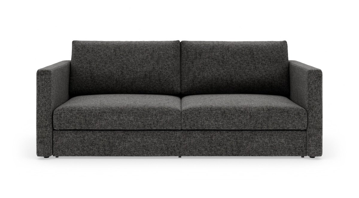 Mørkegrå, to-personers sofa med lige armlæn og kraftige sæde- og ryghynder, fritlagt på hvid baggrund.