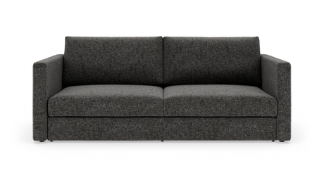 Mørkegrå, to-personers sofa med lige armlæn og kraftige sæde- og ryghynder, fritlagt på hvid baggrund.