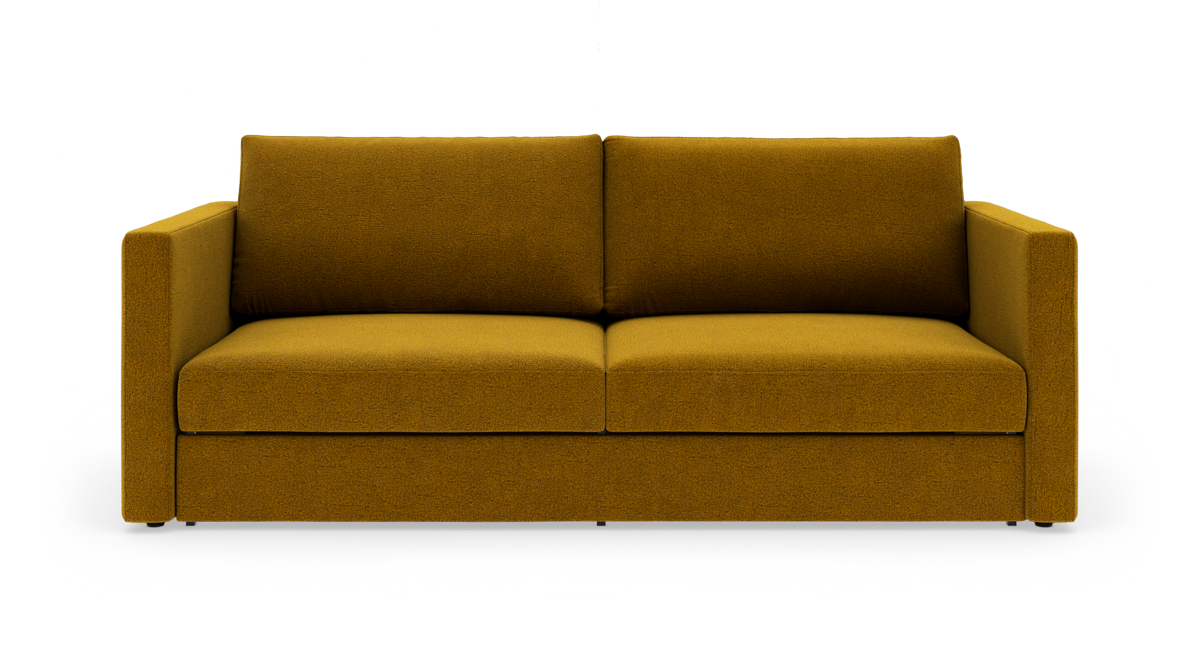 Sennepsgul 2-personers sofa med lige armlæn, frilagt mod hvid baggrund i frontvisning.