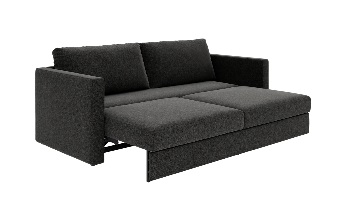 Mørkegrå sovesofa i stof, trekvart set med udtrukket liggedel og lige armlæn.
