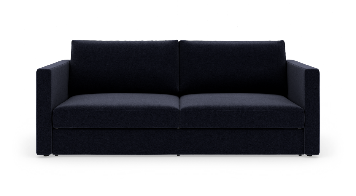Mørk marineblå 3-personers sofa med firkantede armlæn, set forfra mod hvid baggrund.