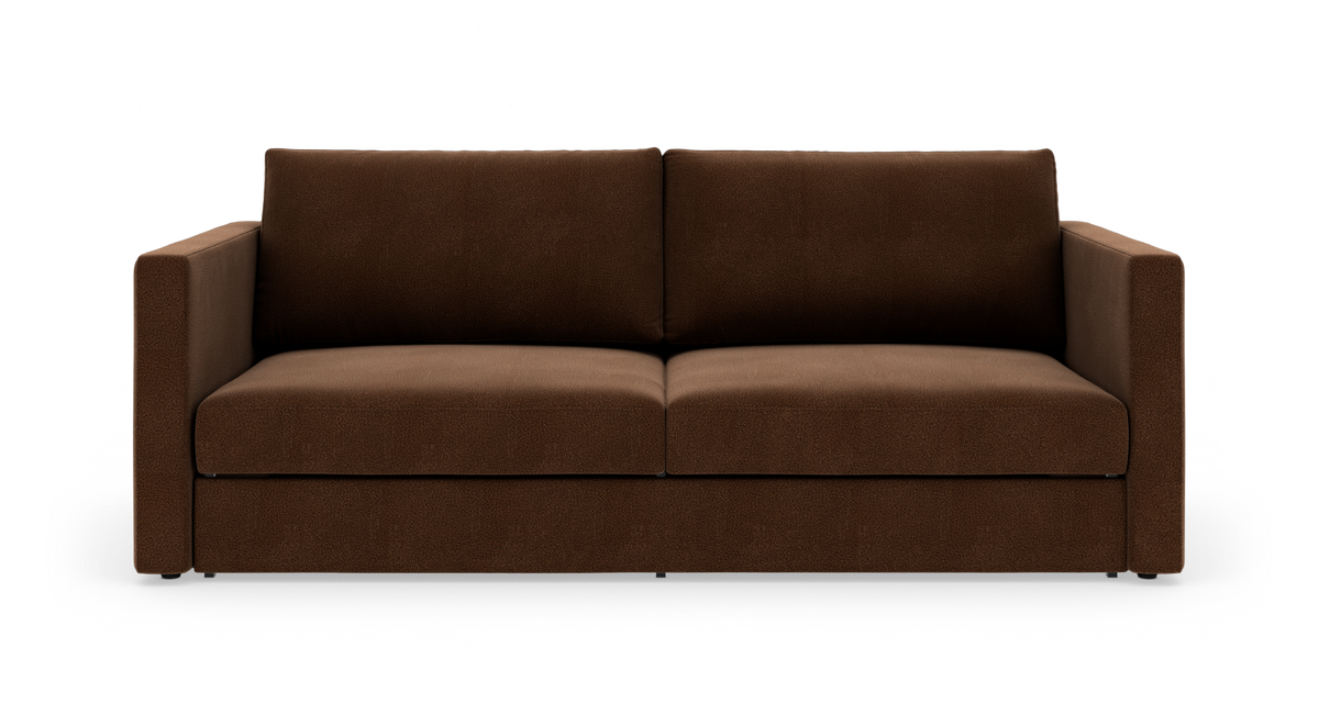 Brun, moderne 3-personers sofa på hvid baggrund, fotograferet forfra.