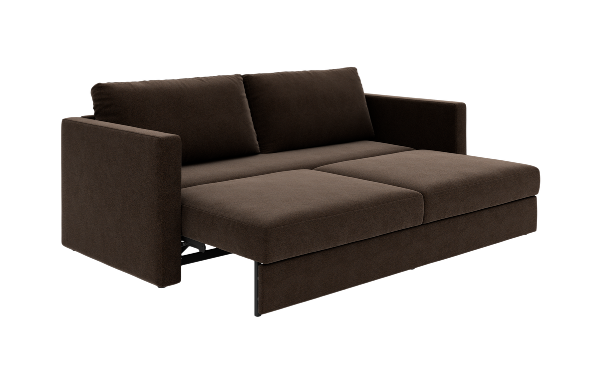 Brun udtrækkelig sovesofa i stof, vist i vinkel på hvid baggrund.