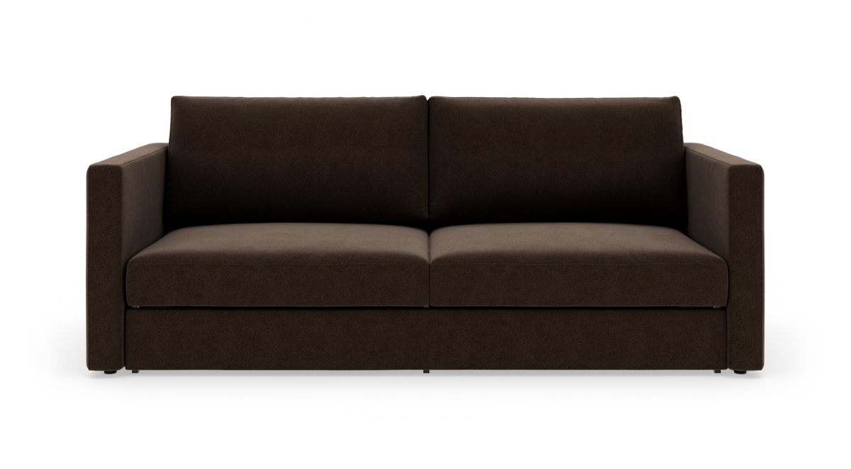 Mørkebrun 2-personers sofa med lige armlæn, frilagt på hvid baggrund, set forfra.