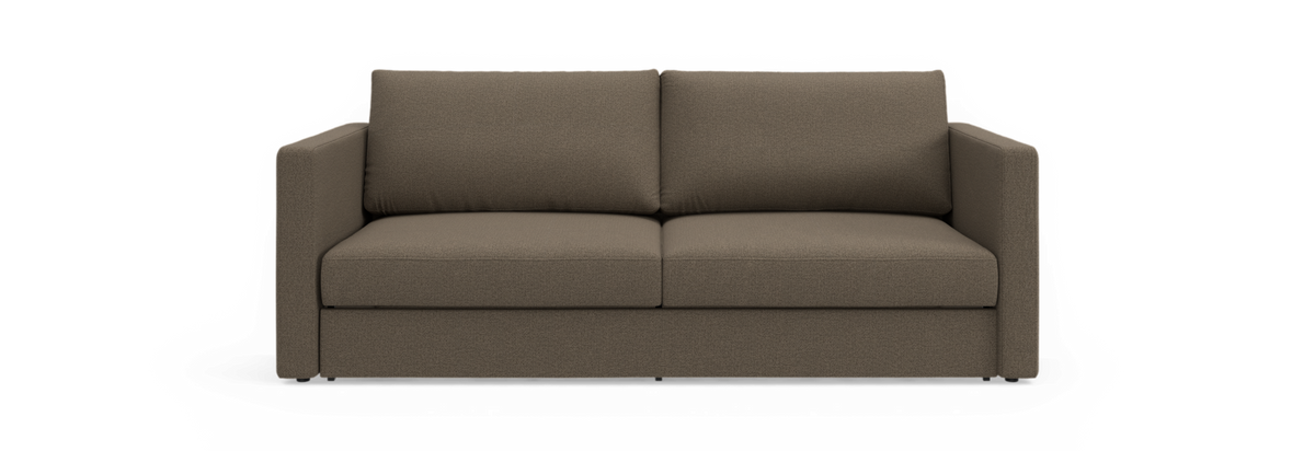 Brun 2-personers sofa med lige armlæn og to sæde- og ryghynder, frilagt på sort baggrund.