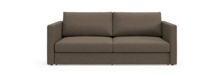 Brun 2-personers sofa med lige armlæn og to sæde- og ryghynder, frilagt på sort baggrund.