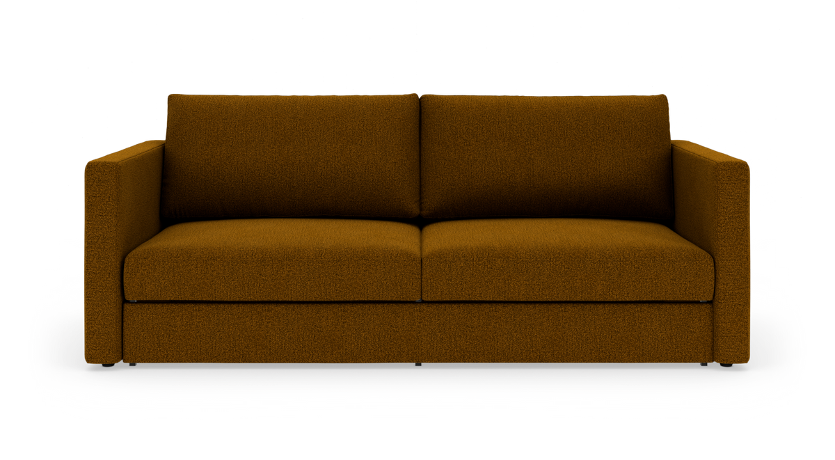 Okkergul 2-personers sofa med lige armlæn set forfra på hvid studiebaggrund.