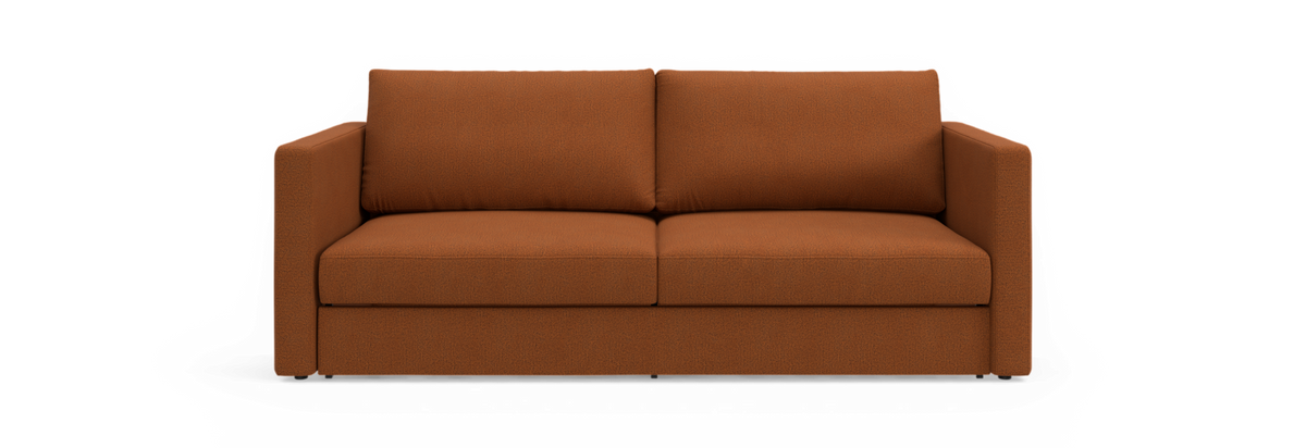 Brunorange 2-personers sofa med rette armlæn, frilagt på sort baggrund i frontvisning.