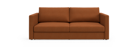 Brunorange 2-personers sofa med rette armlæn, frilagt på sort baggrund i frontvisning.