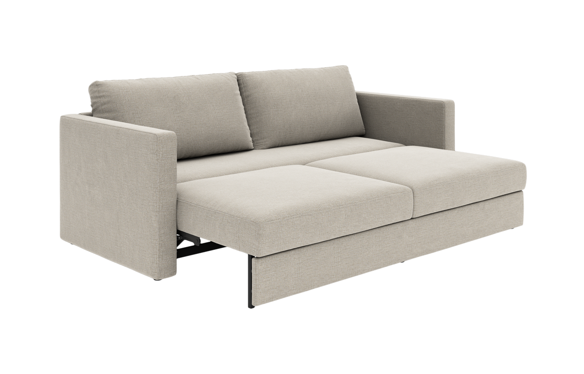 Beige 2-personers sovesofa i tekstil, trukket ud til loungeseng, fotograferet skråt forfra på hvid baggrund.