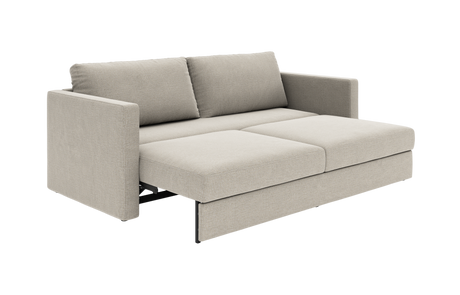 Beige 2-personers sovesofa i tekstil, trukket ud til loungeseng, fotograferet skråt forfra på hvid baggrund.