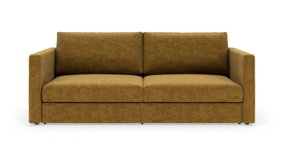 Moderne 2-personers sofa i sennepsgul tekstil, set forfra mod hvid studiobaggrund.