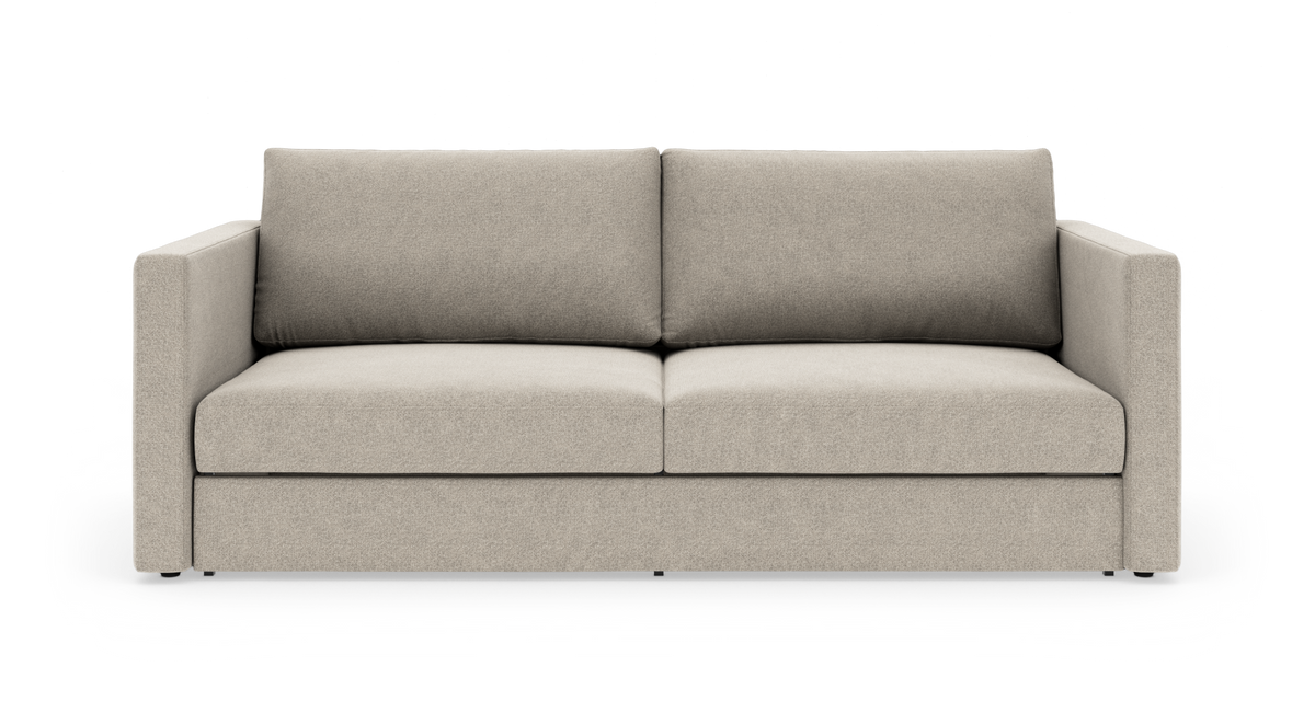 Beigefarvet, moderne 2‑personers sofa med lige armlæn og to ryg- og siddepuder, fotograferet direkte forfra mod hvid studiobaggrund.