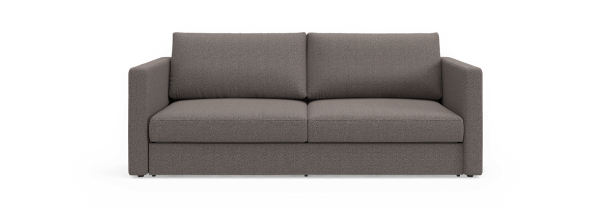Tosæders sofa i gråt stof, frontvisning mod sort baggrund.