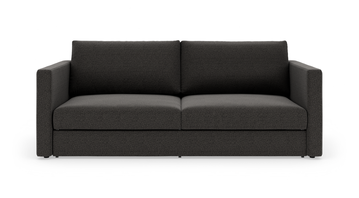 Mørkegrå, moderne sofa med lige armlæn set forfra på hvid baggrund.