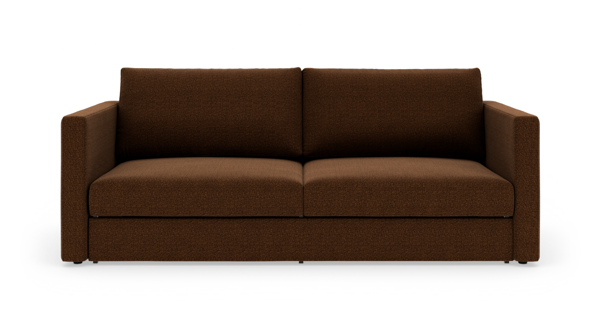 Brun 2-personers sofa med lige armlæn, fritstående mod hvid baggrund.