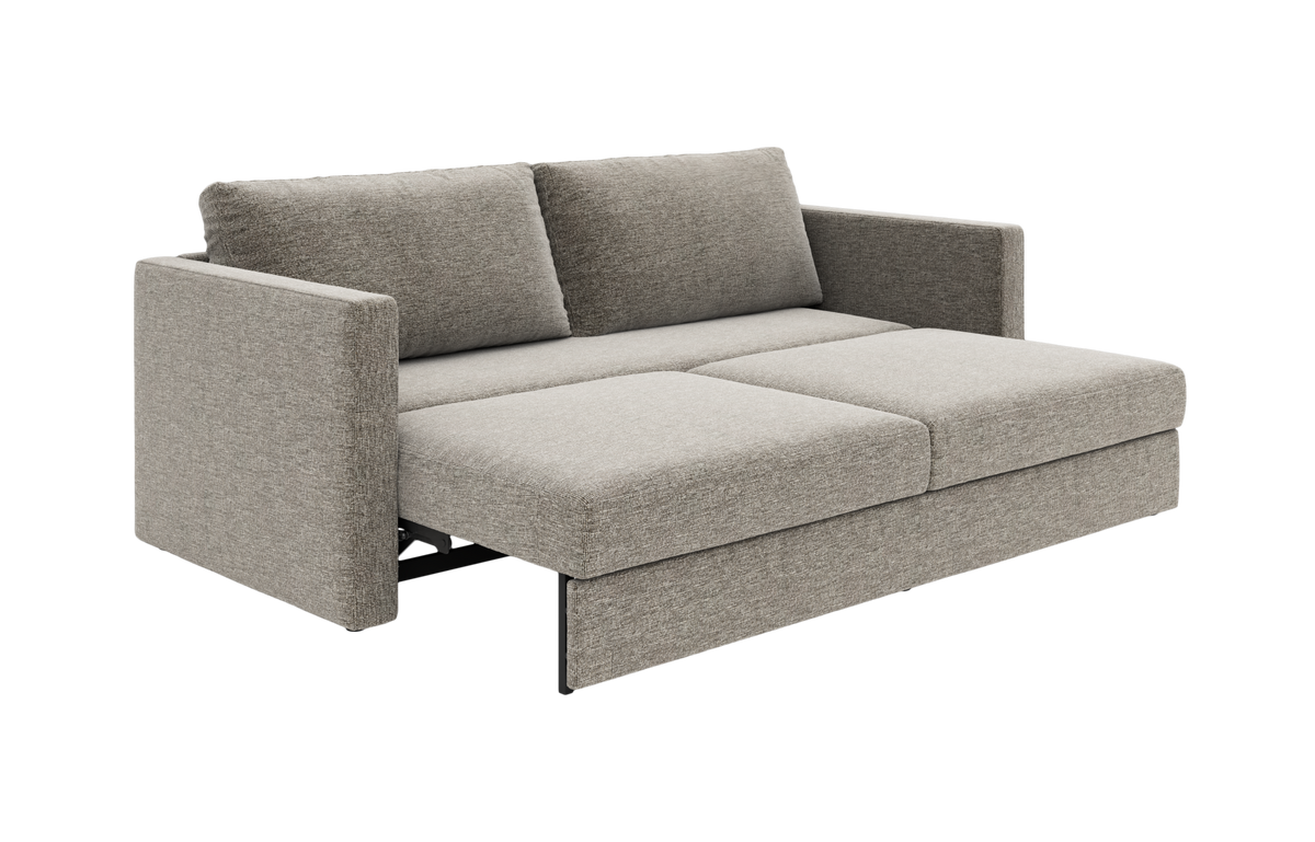 Gråbeige sovesofa i stof, vist udslået med to ryghynder og lige armlæn.