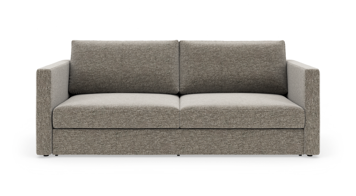Grå/beige 2-personers stofsofa med lige armlæn, frontal visning i studie.