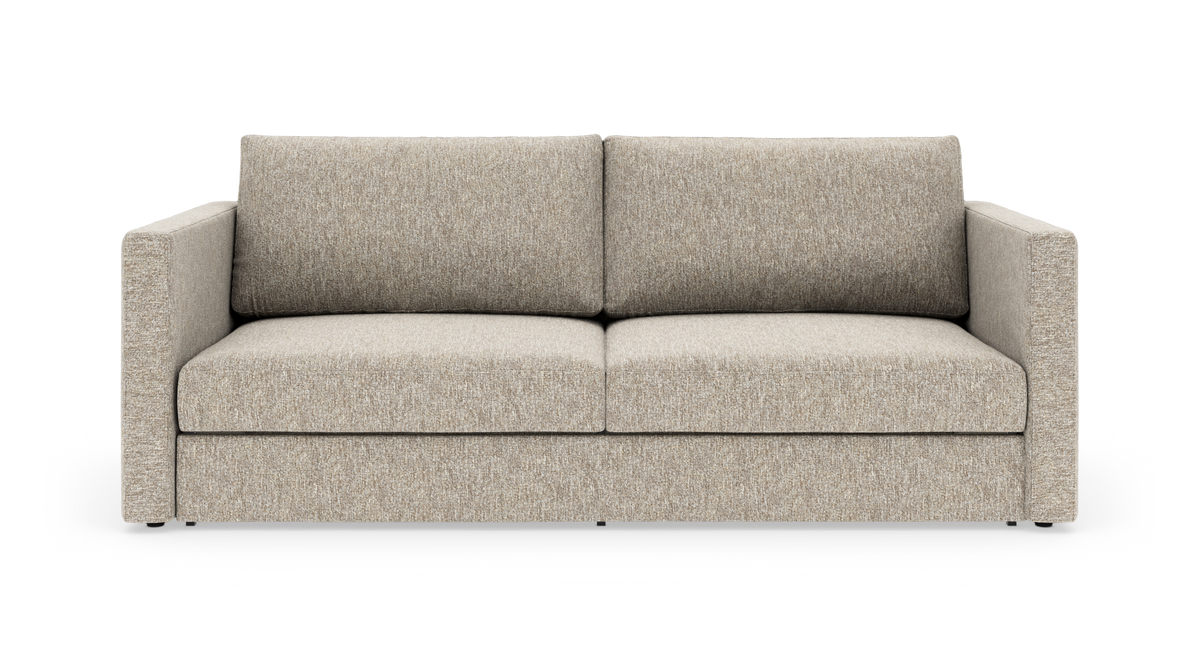 Beige 2-personers stofsofa med lige armlæn, to sædehynder og to ryghynder, frilagt på hvid baggrund.