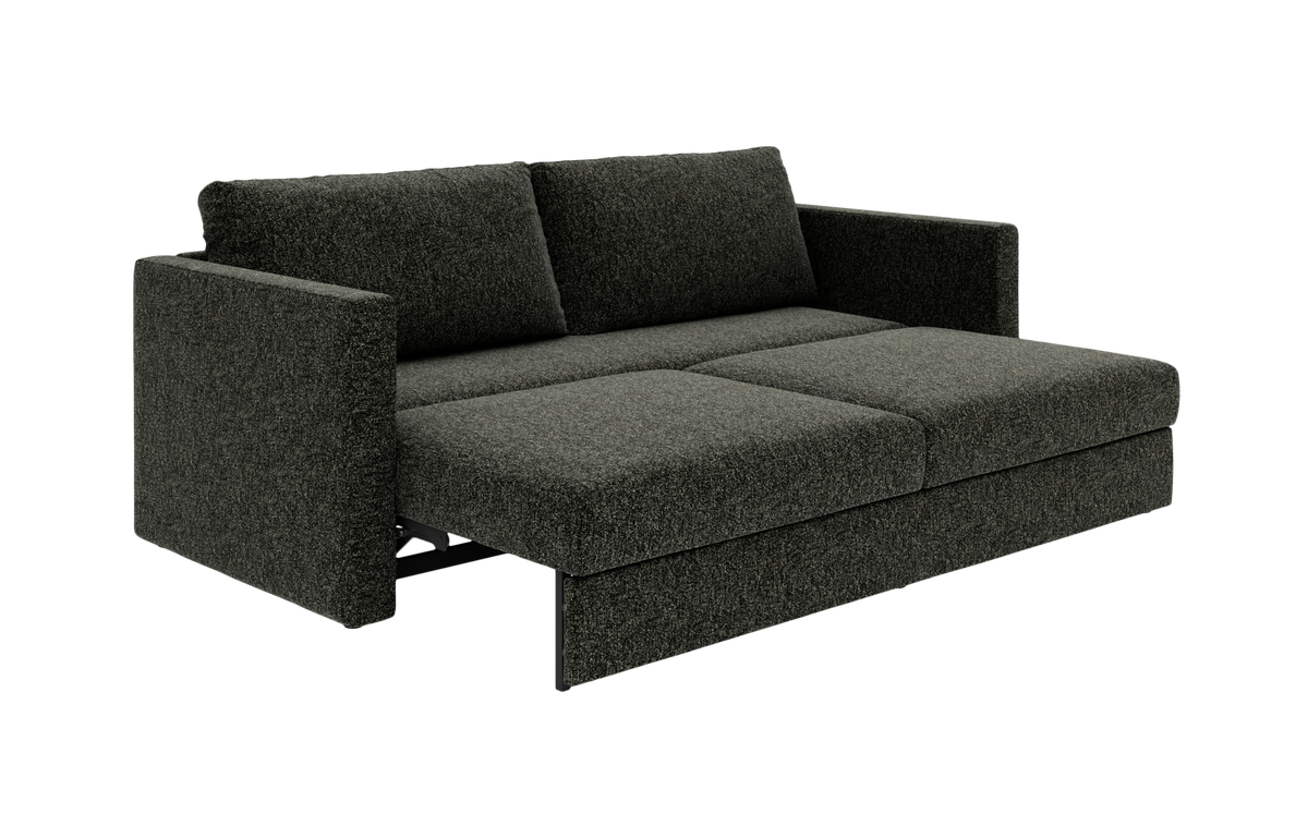 Mørkegrå sovesofa i tekstil, trukket ud til seng med lave, lige armlæn, frilagt på hvid baggrund.
