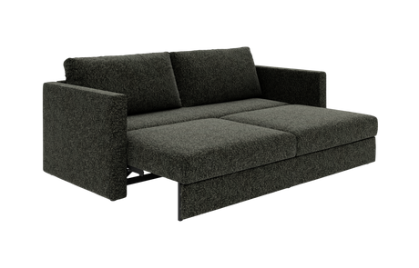 Mørkegrå sovesofa i tekstil, trukket ud til seng med lave, lige armlæn, frilagt på hvid baggrund.