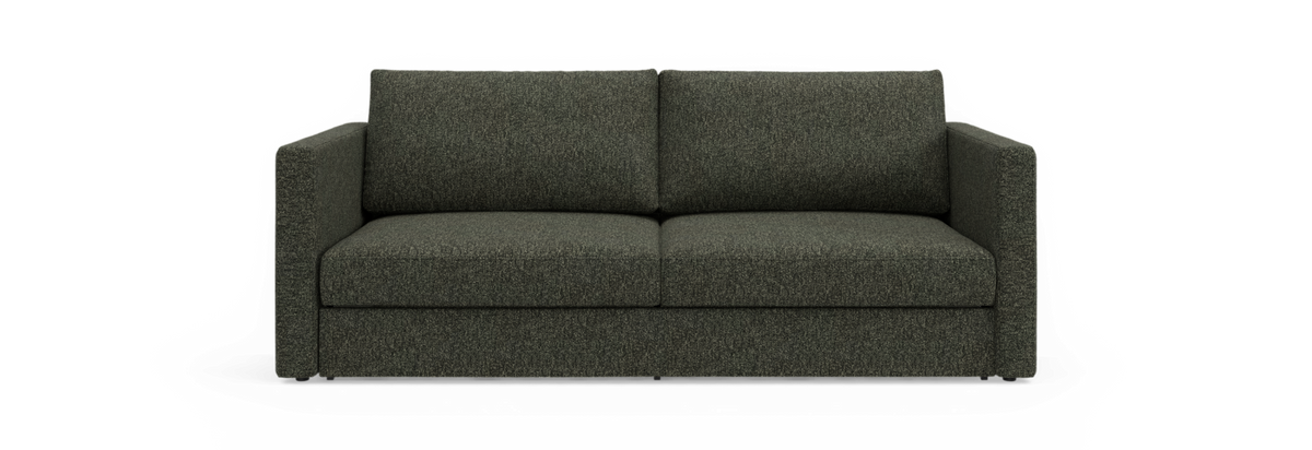 Mørkegrøn 2-personers sofa med lige armlæn, frontvisning på sort baggrund.