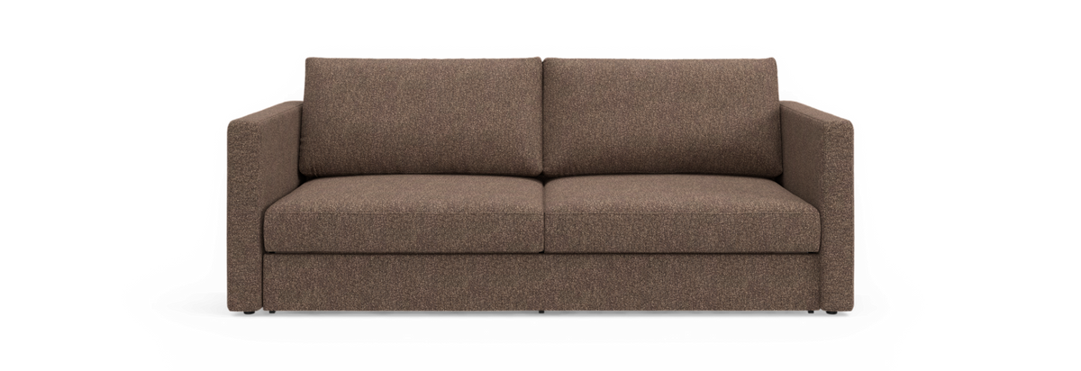 Brun 2-personers sofa med lige armlæn og løse ryghynder, frilagt på hvid baggrund.