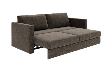 Brungrå sovesofa i tekstil, slået ud til seng med rette armlæn og smalle sorte ben.