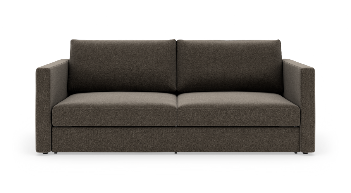 Mørkebrun 2-personers sofa med lige armlæn, to sædehynder og to ryghynder, set forfra på hvid baggrund.