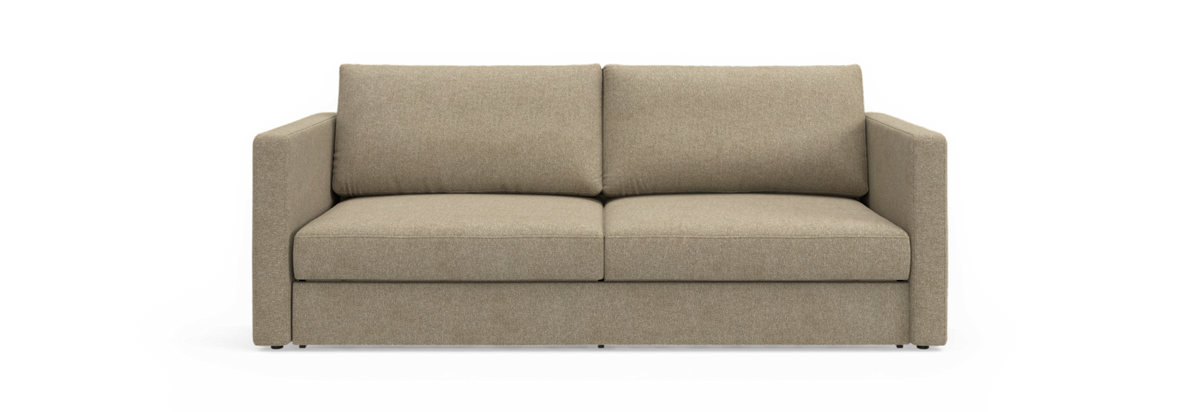 Beige to-personers sofa med lige armlæn og løse rygpuder, fotograferet lige forfra på hvid baggrund.