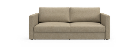 Beige to-personers sofa med lige armlæn og løse rygpuder, fotograferet lige forfra på hvid baggrund.