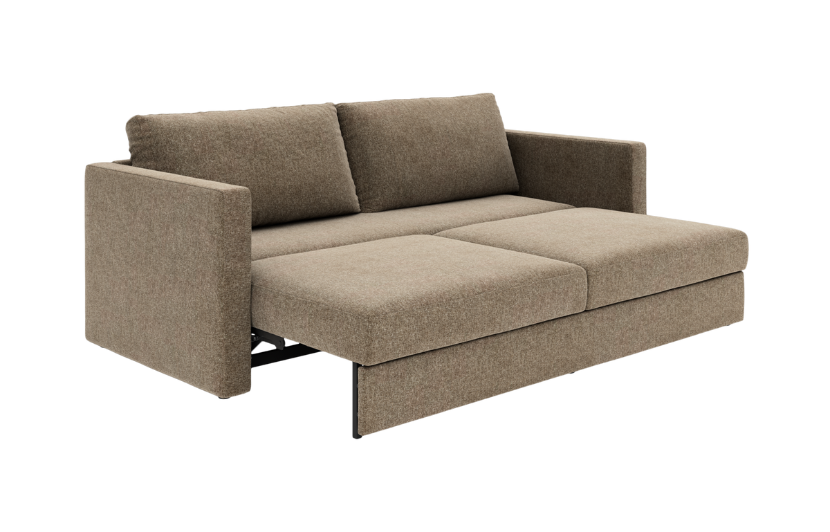 Beige sovesofa med to ryghynder, trukket ud i sengestilling.