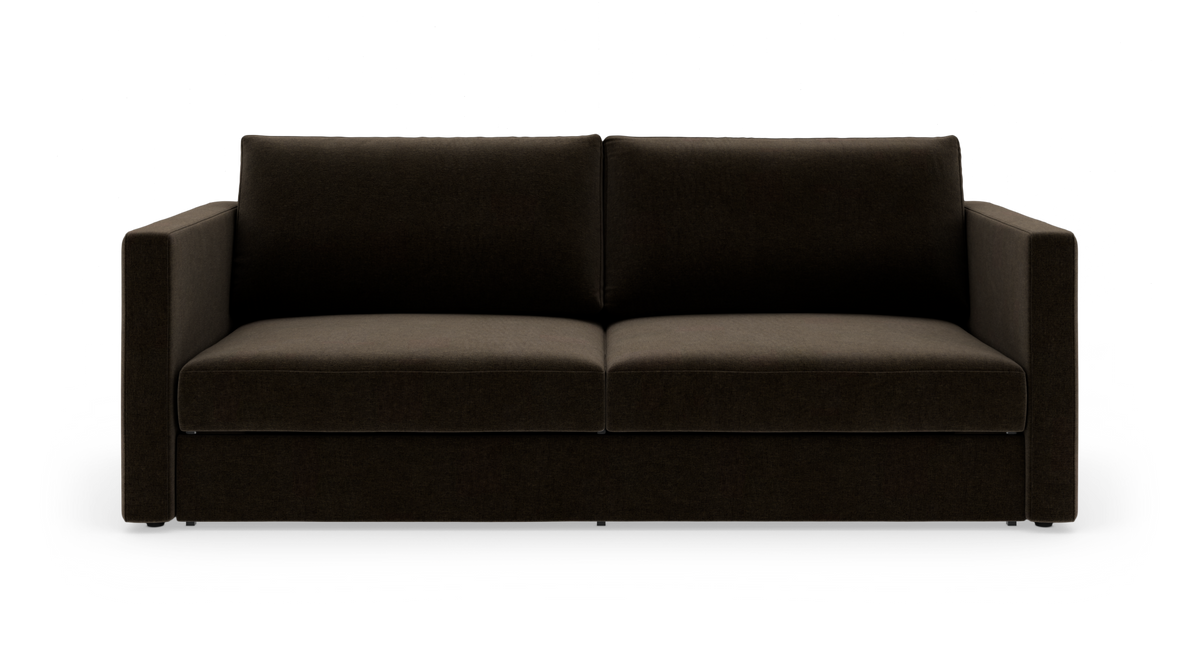 Mørkebrun sofa med rette armlæn og to sædehynder, set forfra og frilagt på hvid baggrund.
