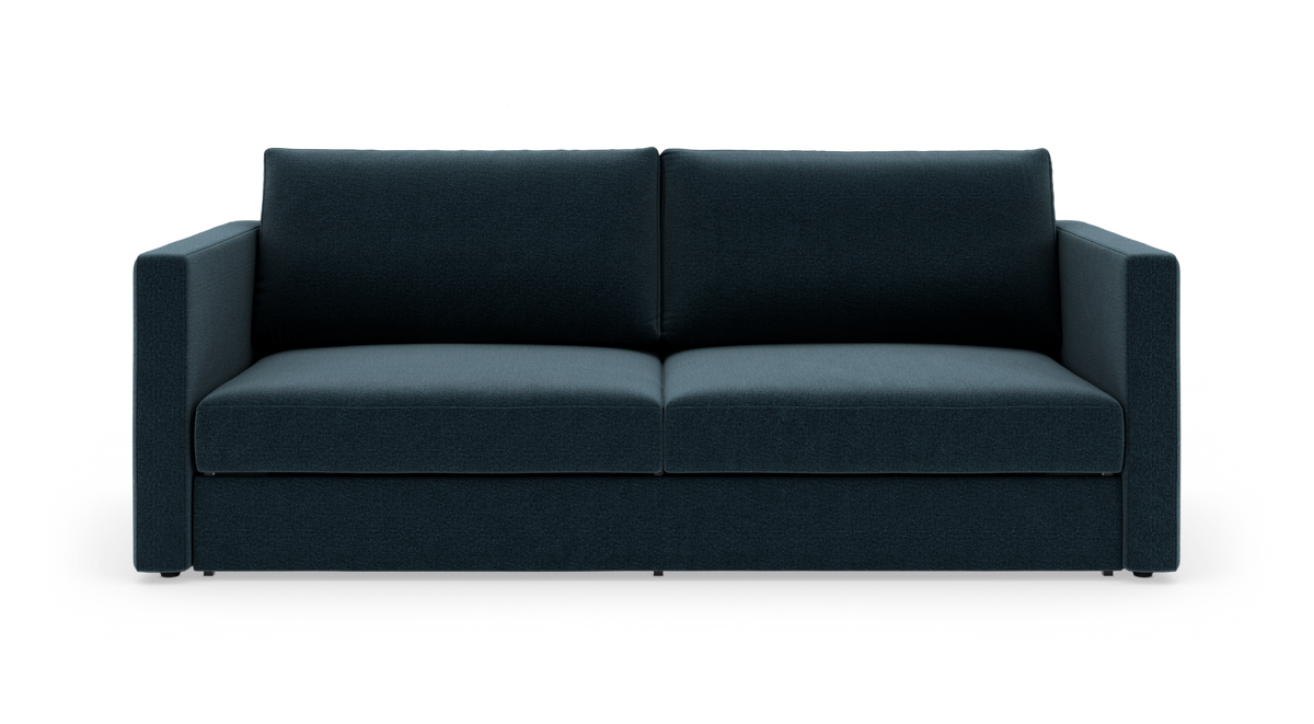 Mørkeblå sofa med lige armlæn, fritlagt på hvid baggrund.