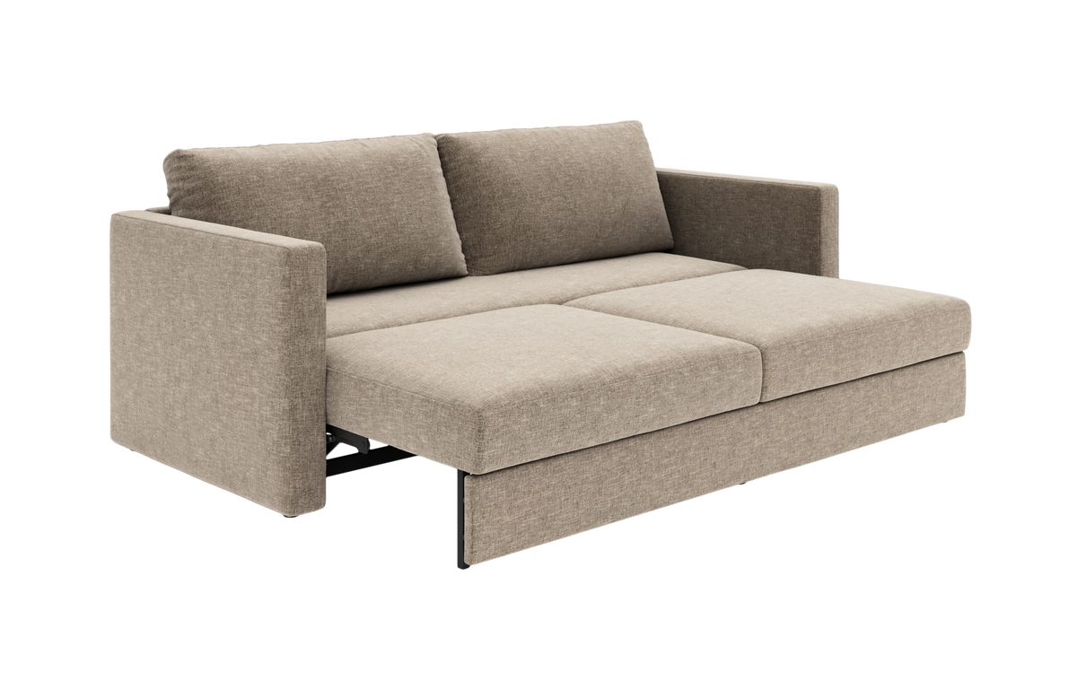 Beige 2-personers sovesofa i stof, delvist udslået, med enkle lige armlæn.