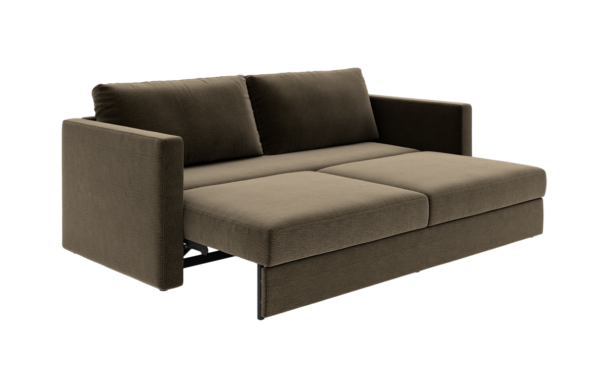 Brun sovesofa i stof i udtrukket position, dobbel liggeflade med lige armlæn og et moderne, enkelt design.